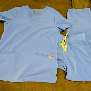 Figs XS scrubs. Double pocket top and straight leg pants